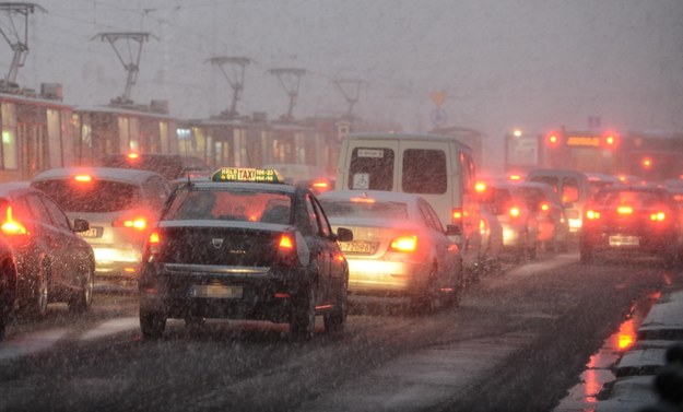 Intensywne opady śniegu i porywisty wiatr spowodowały poważne utrudnienia na stołecznych ulicach /Jakub Kamiński   /PAP