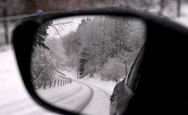 Intensywne opady śniegu i zamiecie śnieżne. Trudne warunki na wielu drogach