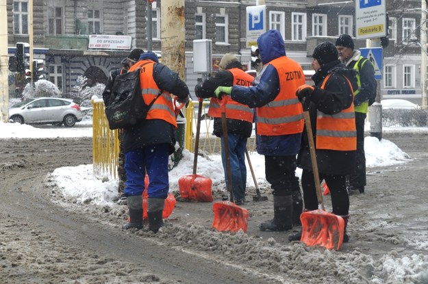 Intensywne opady śniegu utrudniają życie mieszkańcom Szczecina /Marcin Bielecki /PAP