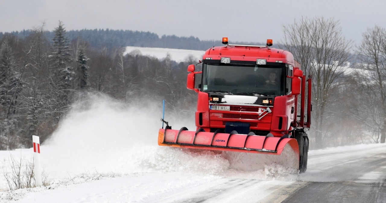 Intensywne opady śniegu w Brzegach Dolnych /Darek Delmanowicz /PAP