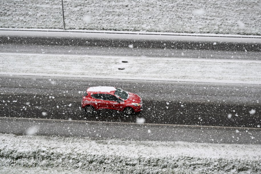 Intensywne opady śniegu w Przemyślu /Darek Delmanowicz /PAP