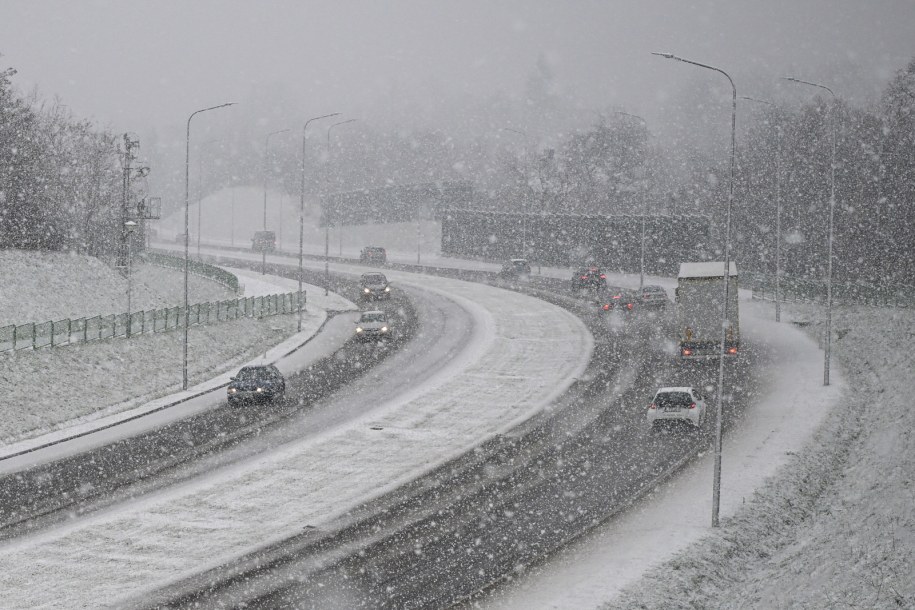 Intensywne opady śniegu w Przemyślu /Darek Delmanowicz /PAP