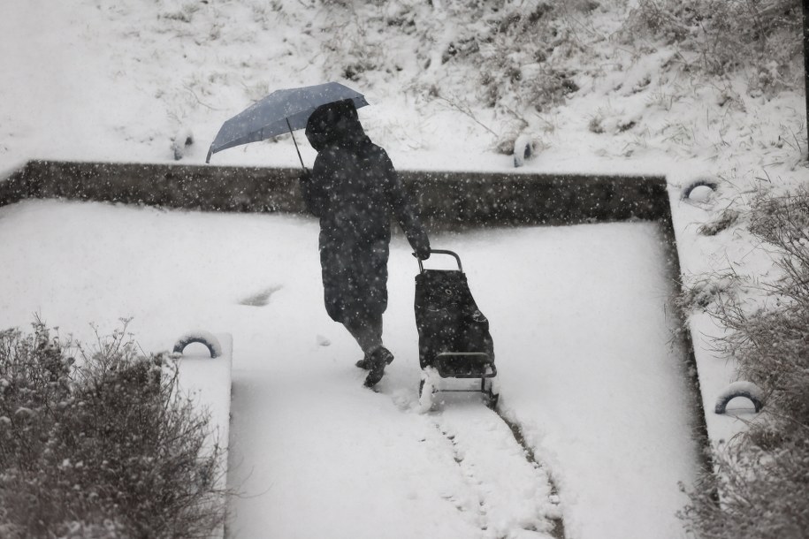 Intensywne opady śniegu w Warszawie, które miały miejsce w piątek. Dziś także w całym kraju prognozowane są śnieżyce. /Leszek Szymański /PAP