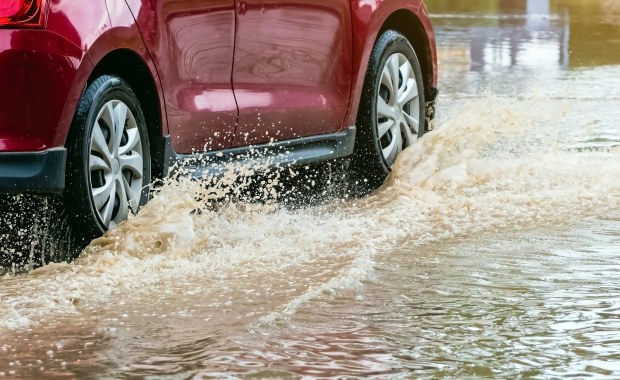 Intensywne opady w Polsce. Zalane ulice i posesje