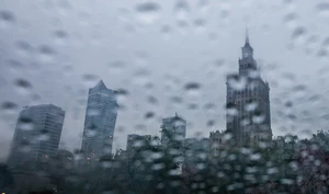 Intensywnie pada w całym kraju. IMGW ostrzega