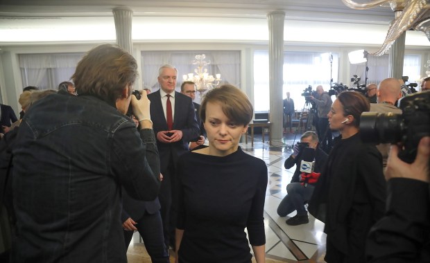 Interia: Koledzy z Porozumienia chcą "przeczołgać" Jadwigę Emilewicz