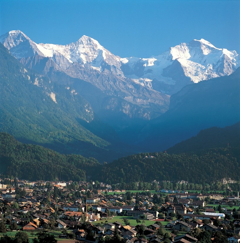 Interlaken położone jest między dwoma jeziorami /Switzerland Tourism