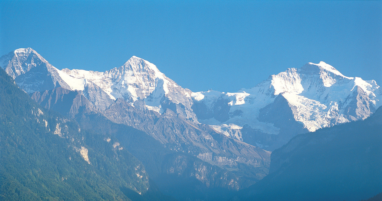 Interlaken położone jest między dwoma jeziorami /Switzerland Tourism