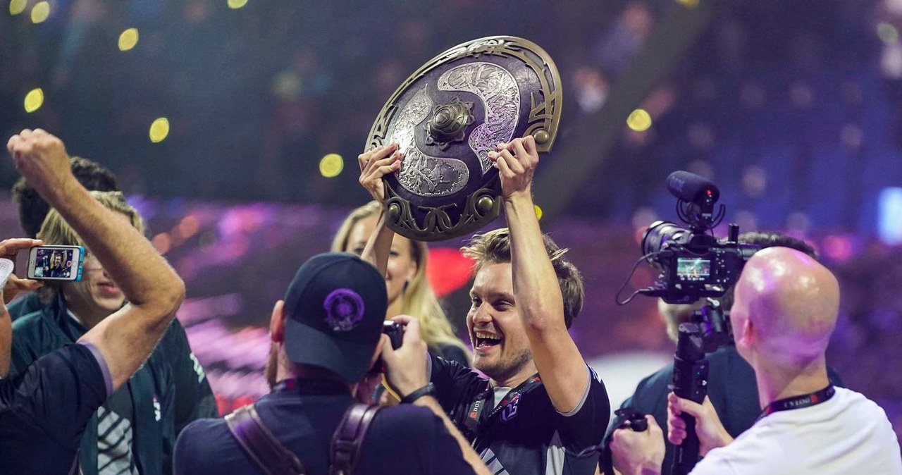 International Dota 2 Championships 2019 - Jesse "JerAx" Vainikka ze zwycięskiego zespołu OG trzyma zwycięski puchar /AFP