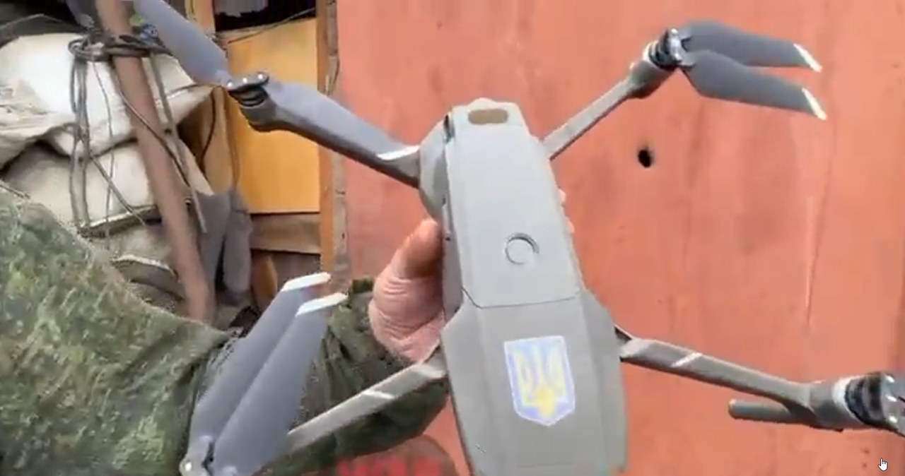 Internauci nie wierzą, że bezzałogowiec z filmu rzeczywiście został unieruchomiony przez rosyjskiego "poskramiacza dronów" /Twitter