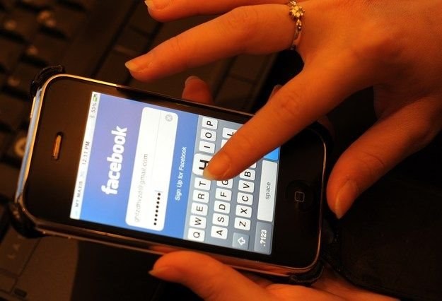 Internet i serwisy społecznościowe potrafią zniszczyć życie /AFP