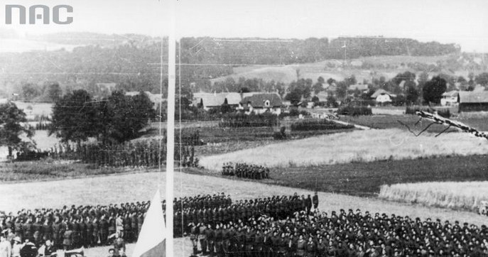 Internowani w Szwajcarii. Uroczystość w 2. Dywizji Strzelców Pieszych - wciąganie polskiej flagi na maszt /Z archiwum Narodowego Archiwum Cyfrowego