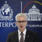 Interpol: Grupy przestępcze chcą zarobić na szczepionce