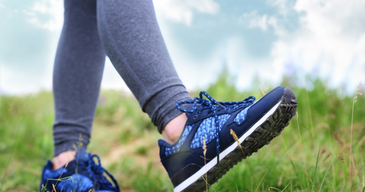 Interval walking training (IWT), czyli japoński marsz, to sposób chodzenia, w którym naprzemiennie stosuje się szybkie i wolne tempo /123RF/PICSEL