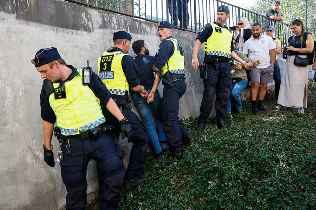 Interwencja policji na miejscu protestu w Sztokholmie /STEFAN JERREVANG /PAP/EPA