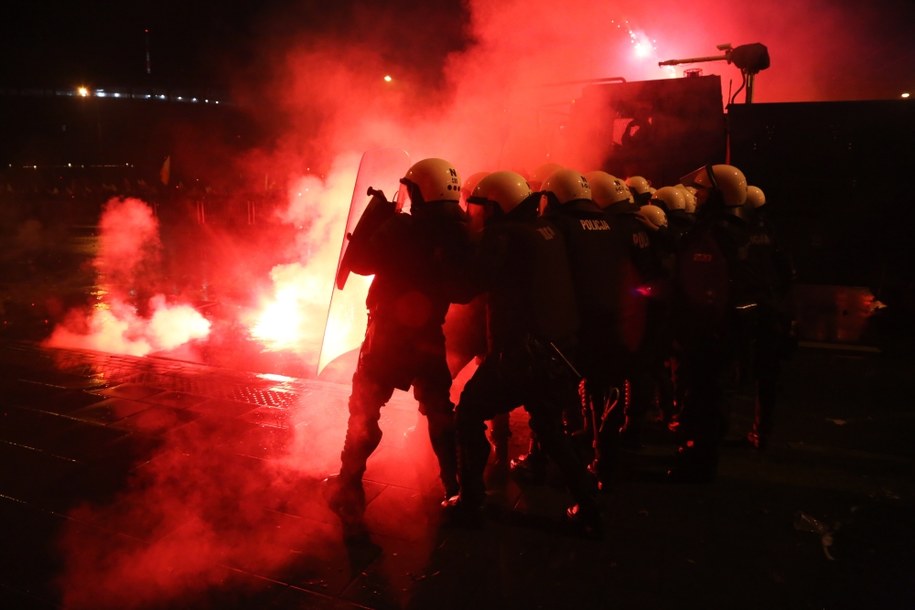 Interwencja policji na Rondzie Waszyngtona podczas Marszu Niepodległości /Tomasz Gzell /PAP