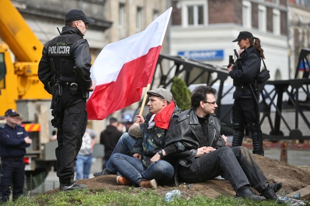 Interwencja policji, po tym jak narodowcy zablokowali odbudowę Tęczy na Placu Zbawiciela w Warszawie /Rafał Guz /PAP
