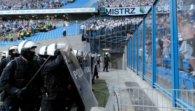 Interwencja policji podczas meczu Lech-Legia /Jakub Kaczmarczyk /PAP