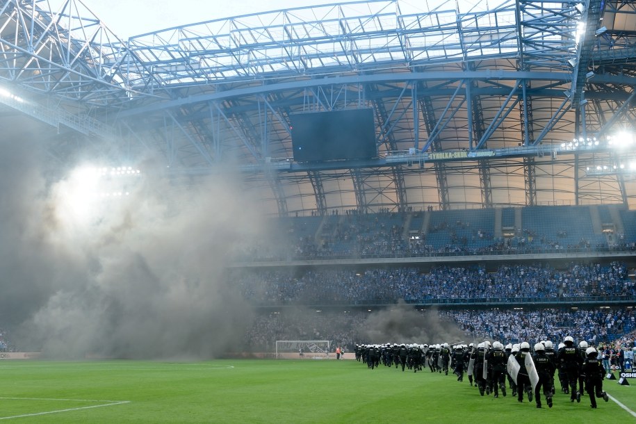 Interwencja policji podczas meczu Lech Poznań - Legia Warszawa /Jakub Kaczmarczyk /PAP