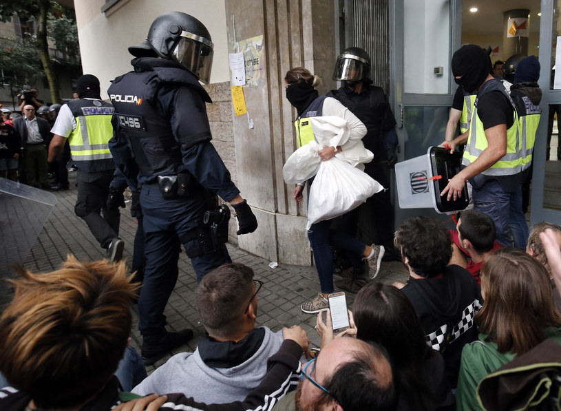 Interwencja policji w Barcelonie /AFP