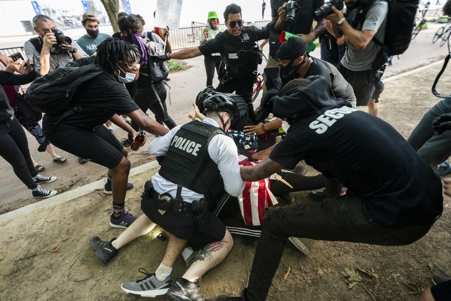Interwencja policji w czasie protestu przed Białym Domem /JIM LO SCALZO /PAP/EPA