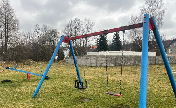 Interwencja RMF FM. Na placu zabaw postawiono kontenery dla uciążliwych mieszkańców 