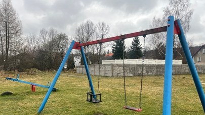 Interwencja RMF FM. Na placu zabaw postawiono kontenery dla uciążliwych mieszkańców 