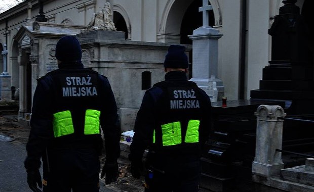 Interwencja RMF FM: Więcej patroli na warszawskich Powązkach. Cmentarz był okradany 
