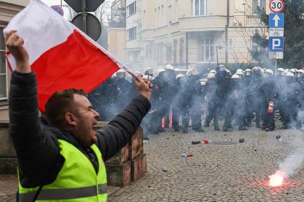Interweniująca policja w proteście rolników w Warszawie 6 marca. Według szacunków stołecznego ratusza uczestniczyło w nim ok. 30 tysięcy osób /Paweł Supernak /PAP