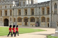 Intruz, który dostał się na teren zamku Windsor, zapowiadał zabicie królowej