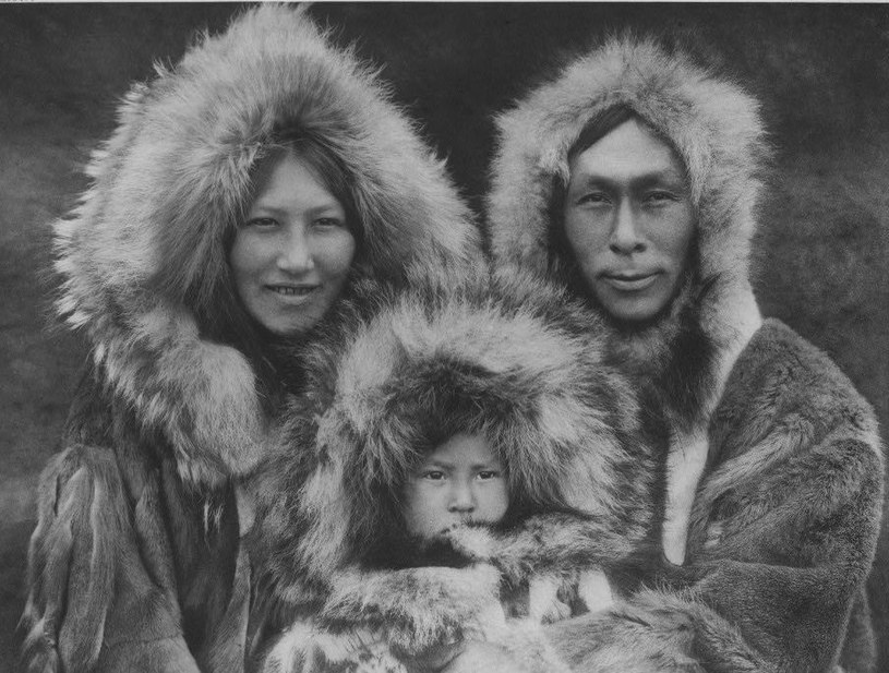 Inuici często mylnie nazywani są "Eskimosami", choć to tylko jedna z dwóch głównych grup ludów eskimo-aleuckich. /Wikimedia Commons /domena publiczna