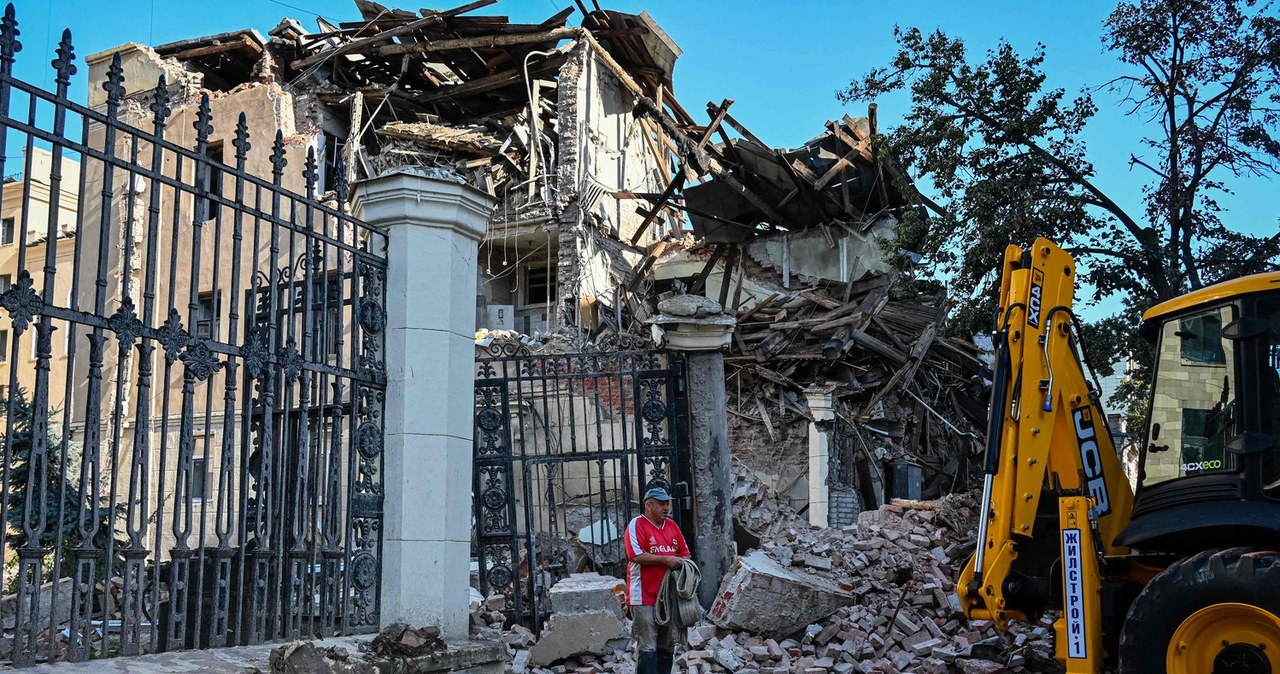 Inwazja wojskowa Rosji na Ukrainę. Gruzy zniszczonego w nocnym ataku rakietowym budynku w Charkowie, 29 sierpnia 2022 r. /SERGEY BOBOK /AFP
