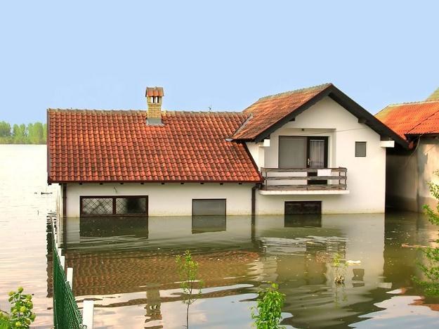 Inwestor nie powinien otrzymać pozwolenia na budowę tam, gdzie jest ryzyko zagrożenia powodziowego /&copy;123RF/PICSEL