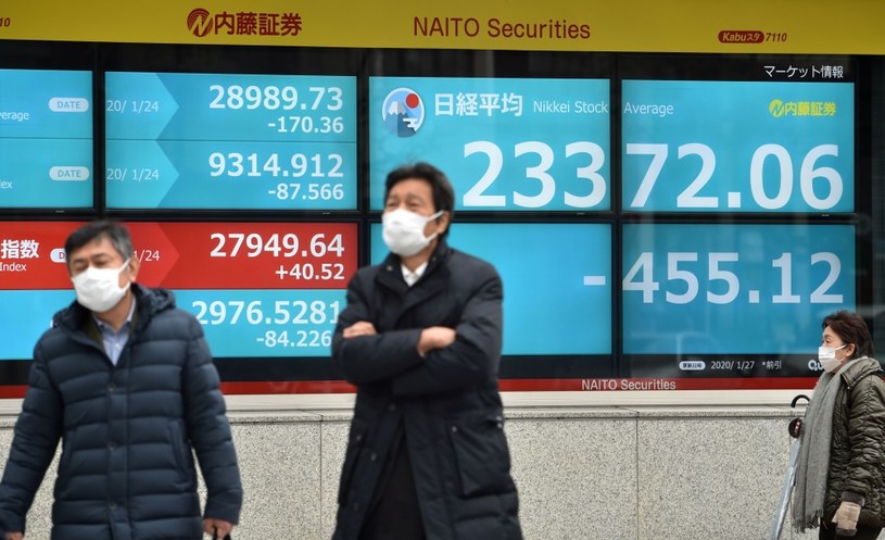 Inwestorzy boją się wirusa z Chin /AFP