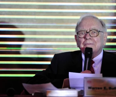 Inwestycje Buffetta. Multimiliarder gromadzi gotówkę, ale dobrymi akcjami nie gardzi