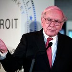 Inwestycje multimiliarderów. Buffett stawia na ubezpieczenia, stracił na rozrywce, unika akcji Tesli