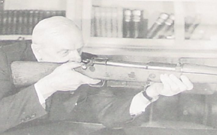 Inżynier Józef Maroszek z karabinem wz. 35, który zaprojektował /materiały prasowe