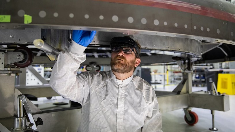 Inżynier korzysta z gogli HoloLens 2 podczas prac nad modułem załogowym dla misji Artemis /materiały prasowe