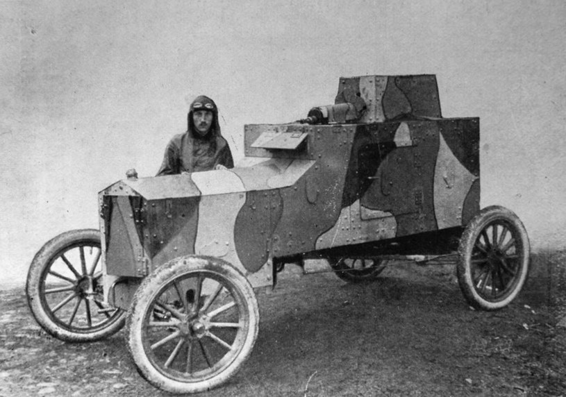 Inżynier Tadeusz Tański przy skonstruowanym przez siebie samochodzie pancernym Ford FT-B /autor nieznany/Przegląd Samochodowy i Motocyklowy. 1928, nr 11/domena publiczna /Wikipedia