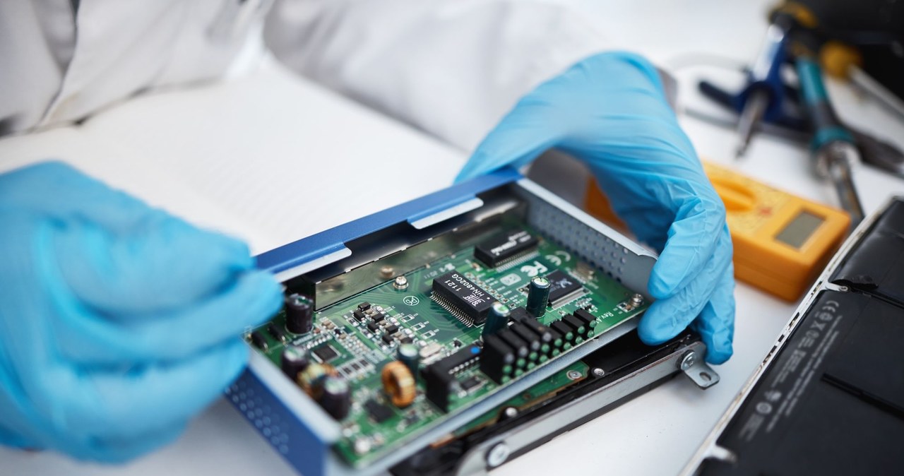 Inżynier w trakcie pracy nad układem elektronicznym – kontrola jakości i testowanie obwodu to istotny etap zapewniający niezawodność finalnego produktu /materiały promocyjne