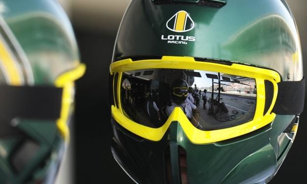 Inżynierowie Lotusa zapowiadają, że ich bolidy w 2011 będą dużo lepsze /AFP
