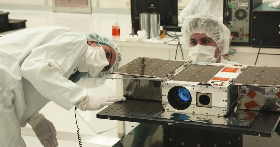 Inżynierowie NASA pracujący nad satelitą ASTERIA /NASA