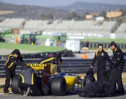 Inżynierowie Renault chcą sporo zmienić w bolidzie R30 /AFP