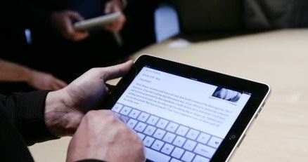 iPad - jak każdy produkt Apple, także i ten wywołuje wiele kontrowersji /AFP