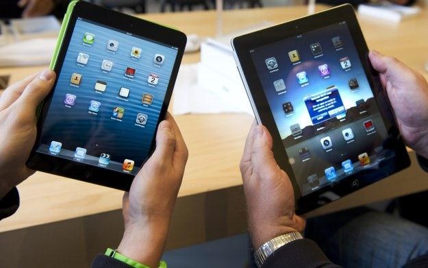 iPad Mini w porównaniu ze swoim większym odpowiednikiem /AFP