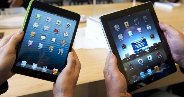 iPad Mini w porównaniu ze swoim większym odpowiednikiem /AFP