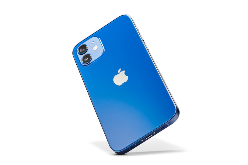iPhone 12 w wersji niebieskiej /Phil Barker/Future Publishing via Getty Images /Getty Images