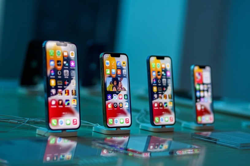 iPhone 12 wycofany ze sprzedaży we Francji. Apple zaprzecza o zagrożeniu /123RF/PICSEL