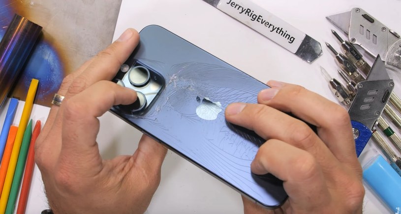 iPhone 15 Pro Max oblał test wytrzymałości /YouTube/JerryRigEverything /materiał zewnętrzny