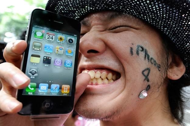 iPhone 4 - ogromny sukces komercyjny, ale i problemy techniczne /AFP